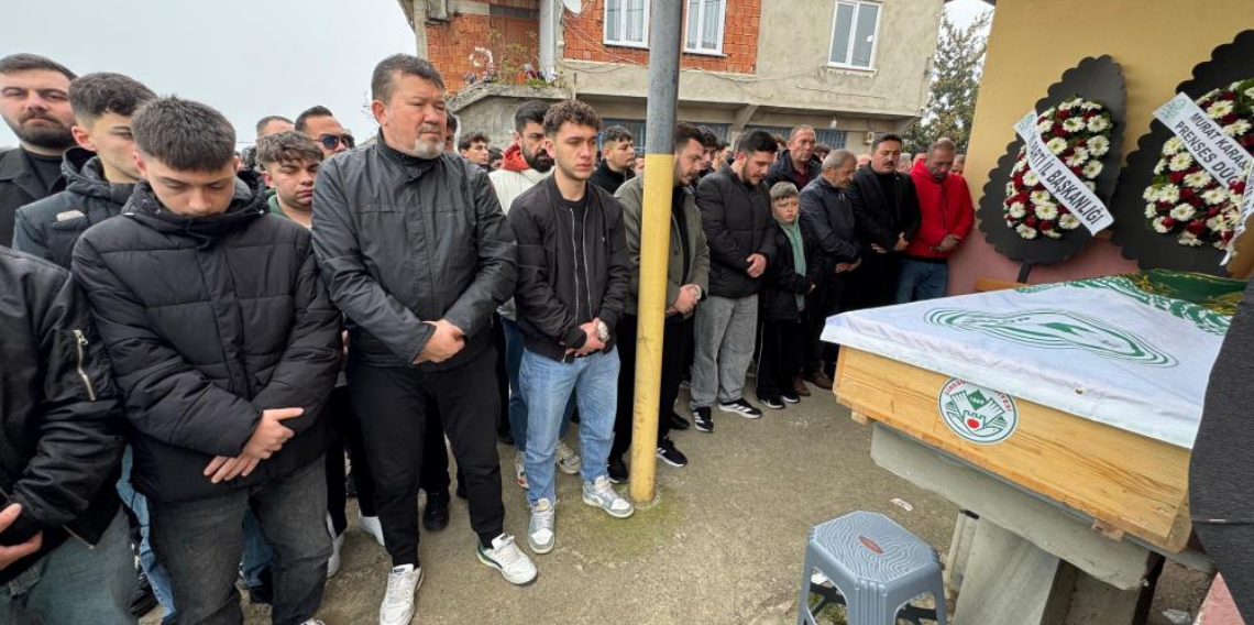 Bıçaklanarak öldürülen genç toprağa verildi