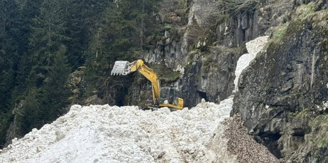 Rize'de yayla yollarında kar temizleme çalışmaları sürüyor