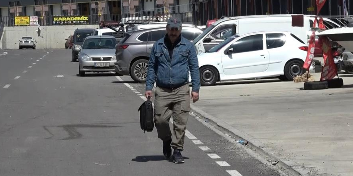Sanayi sitesinin seyyar berberi, esnafı dükkan dükkan gezerek tıraş ediyor
