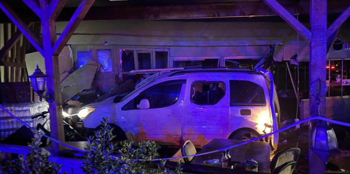 Ordu Fatsa’da korkutan kaza. Kontrolden çıkan araç iş yerine daldı, 2 yaralı