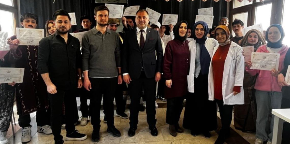 Bayburt Lisesi’nde kitaplar sahneye taşındı: Öğrenciler edebiyatı tiyatroyla canlandırdı