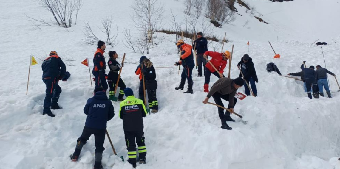 Çığ felaketinde kaybolan çoban için arama çalışmaları yeniden başladı: 3 günde bir ize ulaşılamadı