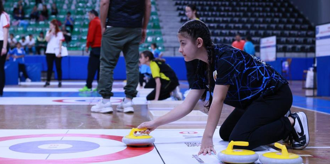 156 sporcu final bileti için ter döktü