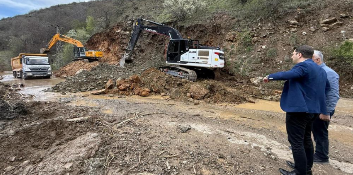 Tokat Almus’ta Sağanak Sonrası Taşkın, Köy Yolu Çamur Altında Kaldı