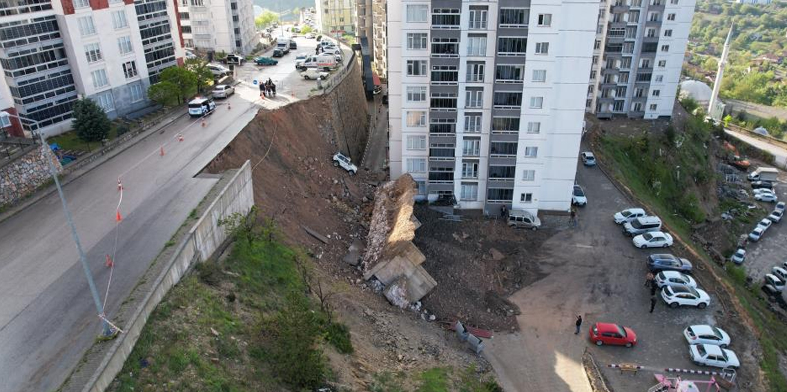 Tokat'ta istinat duvarı çöktü, park halindeki bir araç sürüklendi