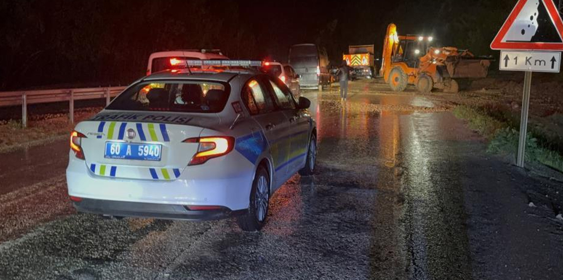 Tokat-Sivas kara yolu yaşanan taşkın nedeniyle kısa süreli trafiğe kapandı