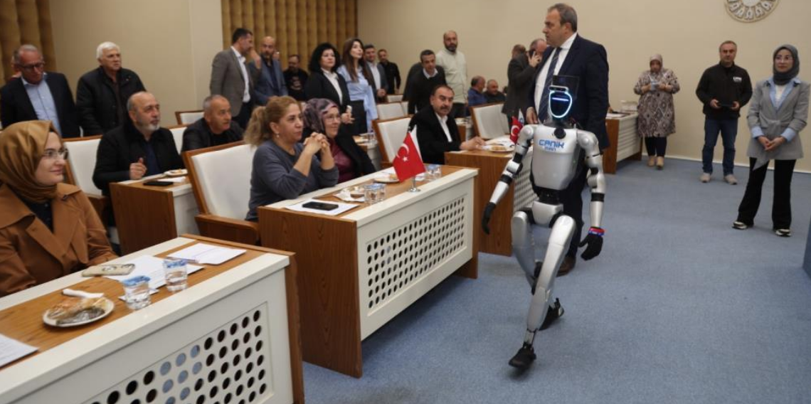 Nüfusa kayıtlı robot mecliste: Heyecanlı anlar