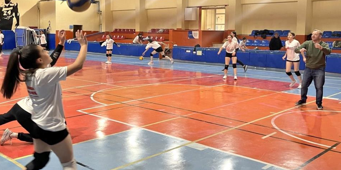 Filede vali sürprizi; Ziya Polat genç sporcularla voleybol oynadı