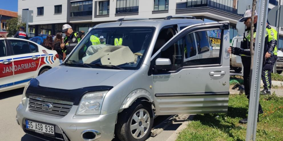 Samsun’da Farkındalık Etkinliğinde İbretlik Kaza: Otomobil Refüje Çarptı