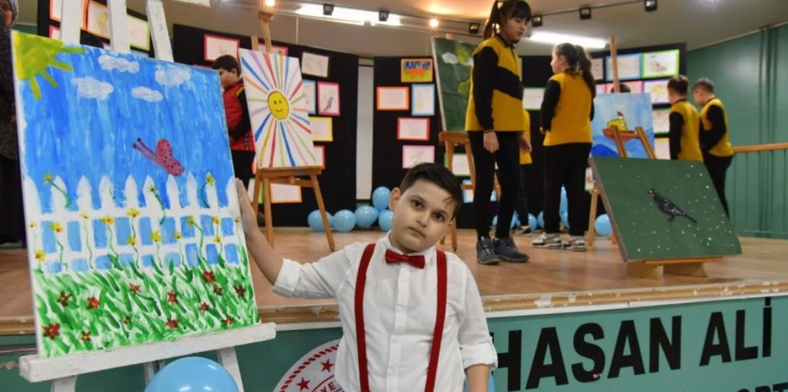 Otizmin renklerini tuvale yansıttı