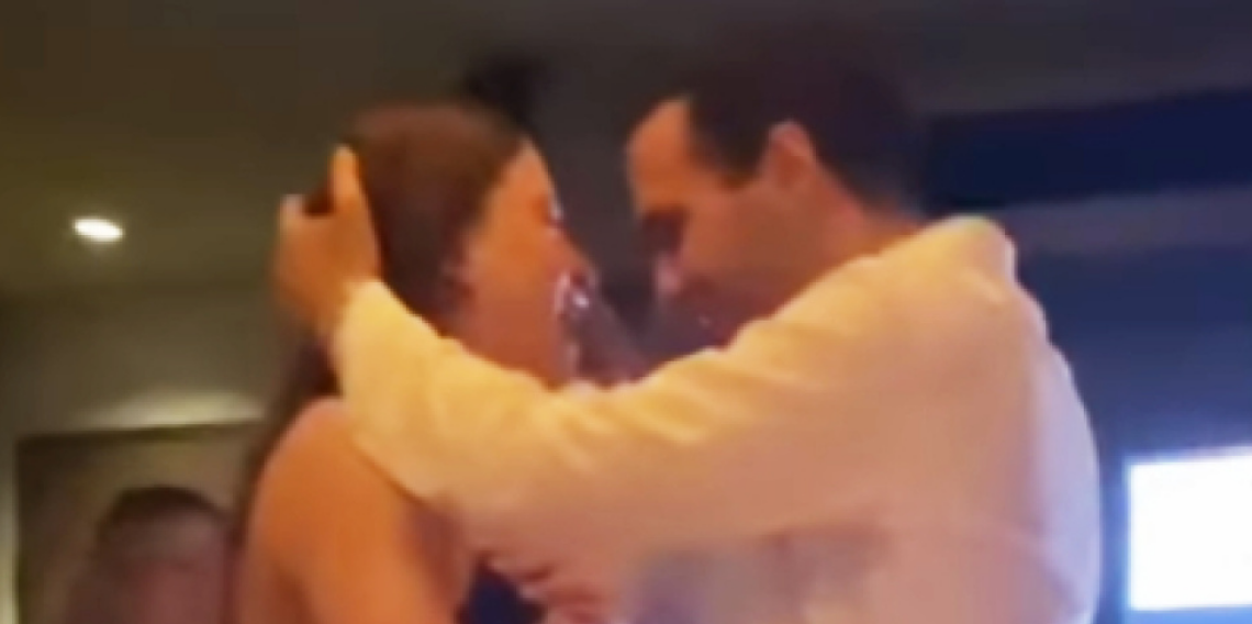 Serenay Sarıkaya ile Mert Demir’den geceye damga vuran romantik dans
