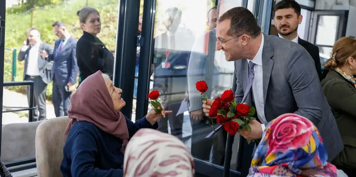 Başkan Ekim’den huzurevinde Anneler Günü ziyareti