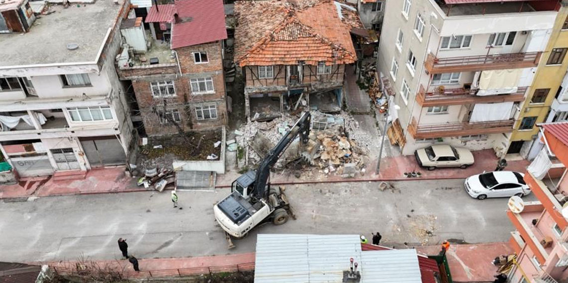 Tehlike oluşturan ve suç yuvasına dönen metruk binalar yıkılıyor