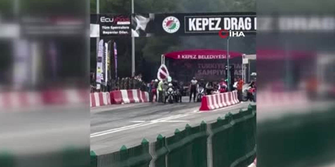 Motodrag yarışlarında bariyerlere çarpan motosikletin sürücüsü yaralandı