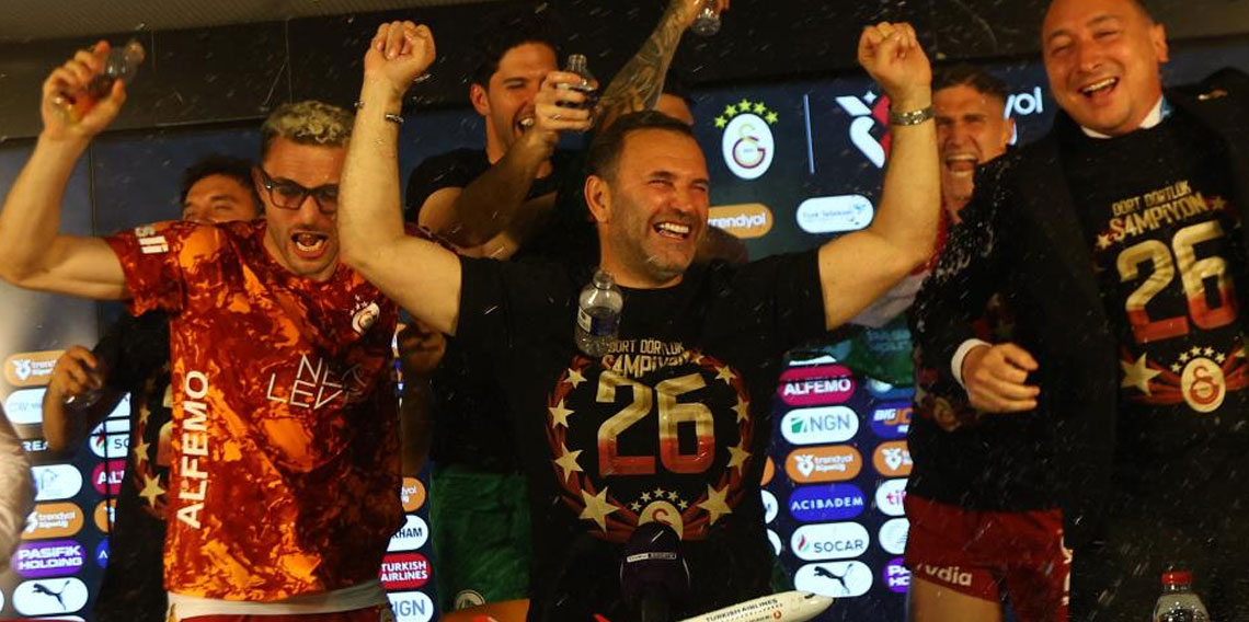 Galatasaraylı futbolculardan, basın toplantısında sulu kutlama