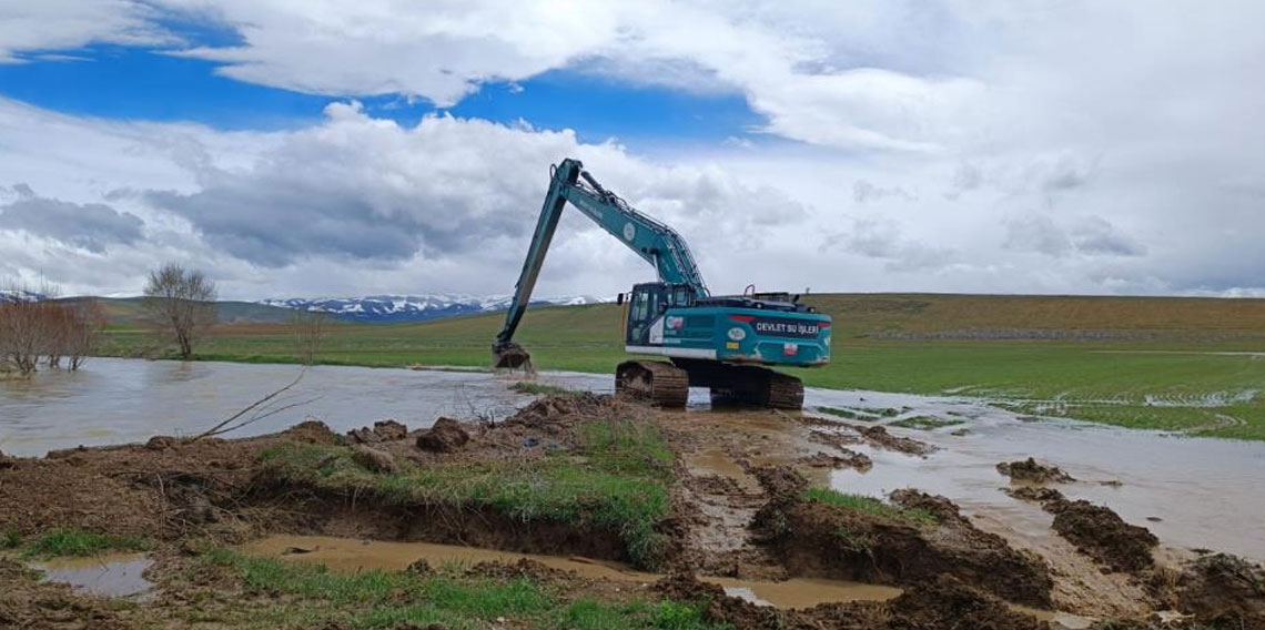 Bayburt'ta taşkın riskine karşı dere yatakları düzenleniyor