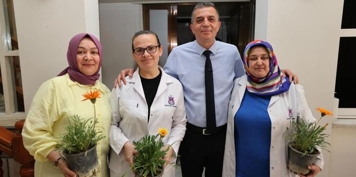 Başkan Şimşek çalışan anneleri çiçekle sevindirdi