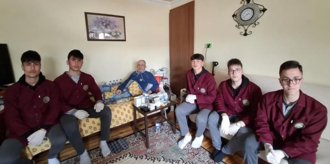 Bayburt’ta Öğrencilerden Örnek Davranış: Yaşlı Vatandaşın Ev İşlerine Yardım Ettiler