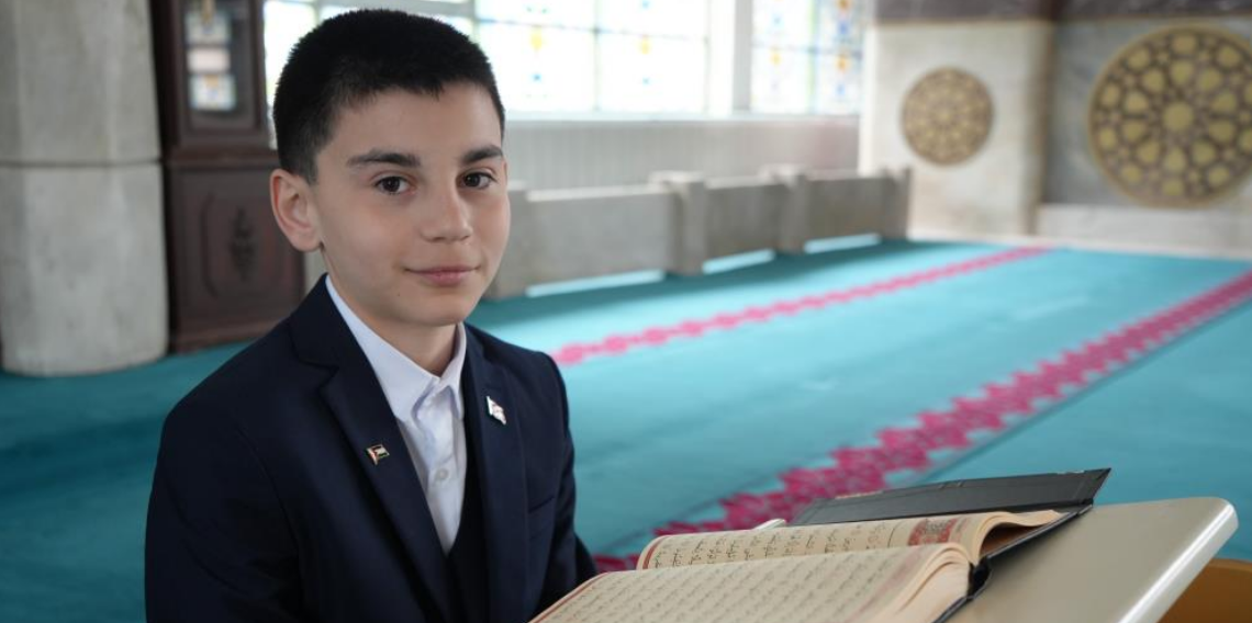 Ezanıyla yürekleri mest eden öğrenci bu kez Kur'an-ı Kerim tilavetinde zirvede