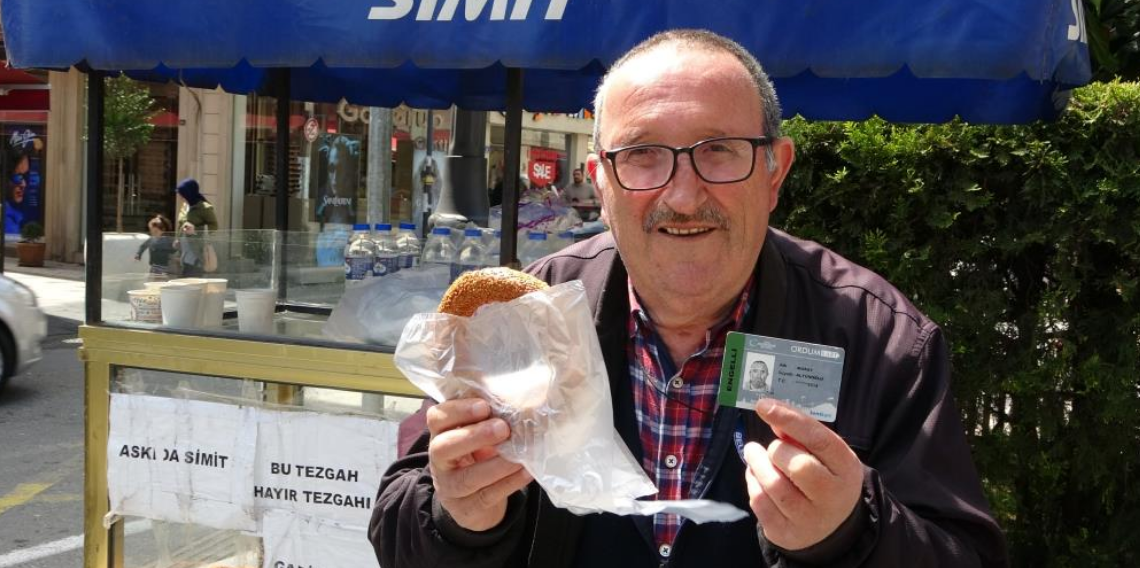 Tezgahı küçük, gönlü büyük engelli simitçi