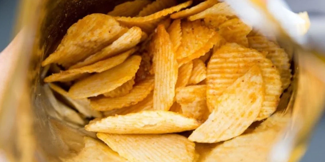 77 yıllık şirkette devrim! Cips paketleri tek renk oluyor