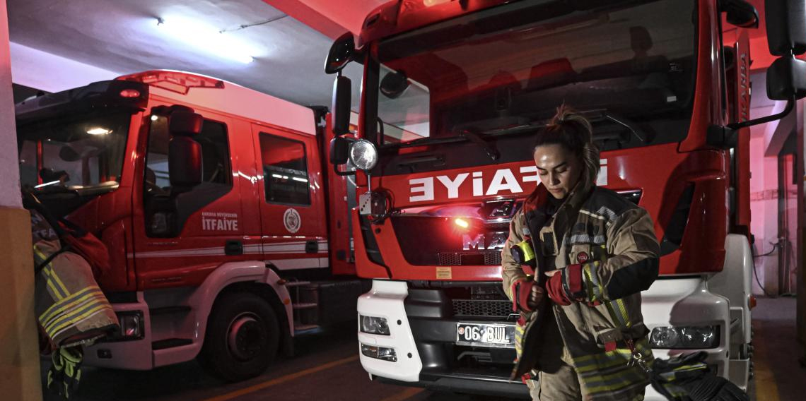 Seyir halindeyken aniden yanmaya başlayan tır kullanılamaz hale geldi
