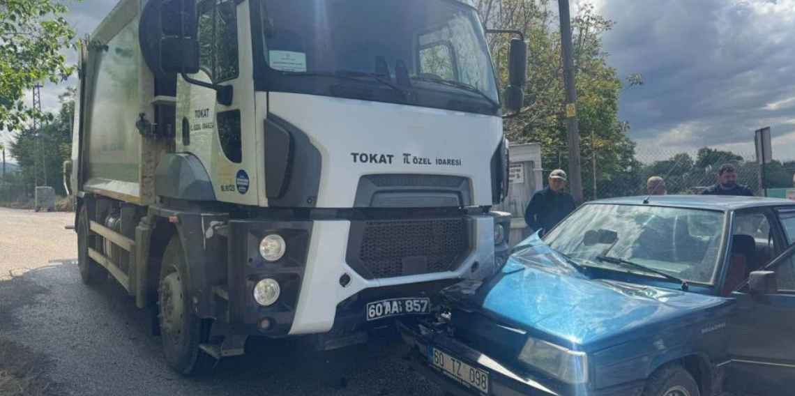 Tokat’ta Çöp Kamyonu ile Otomobil Çarpıştı:
