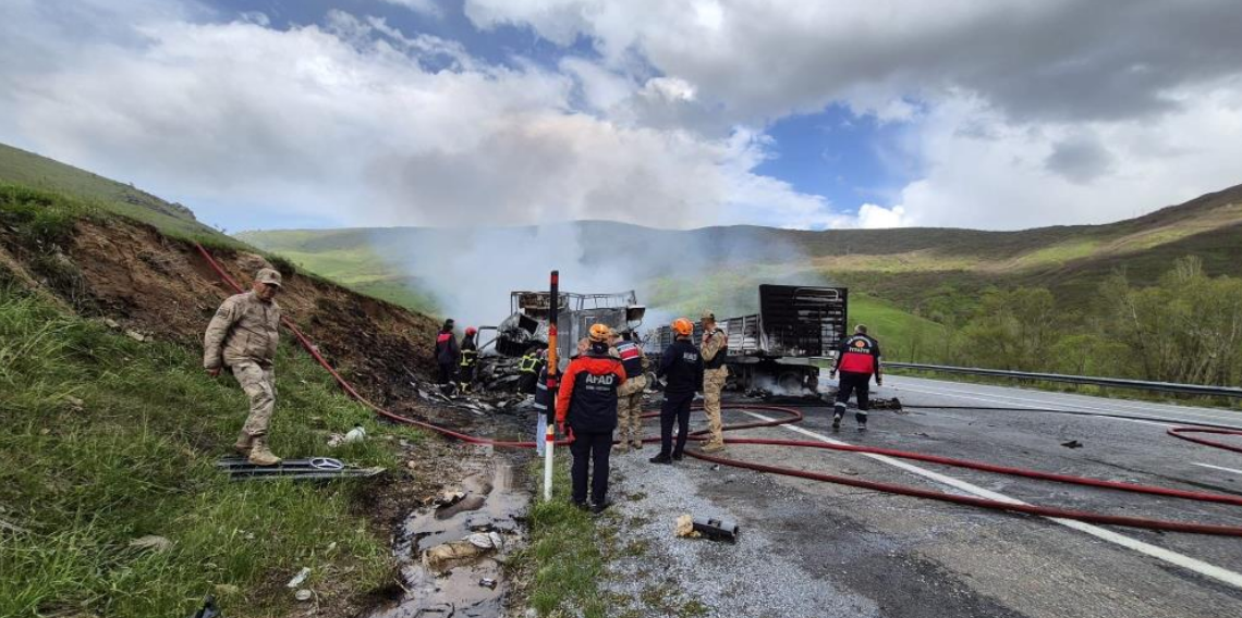 Tırlar kafa kafaya çarpışarak alev topuna döndü