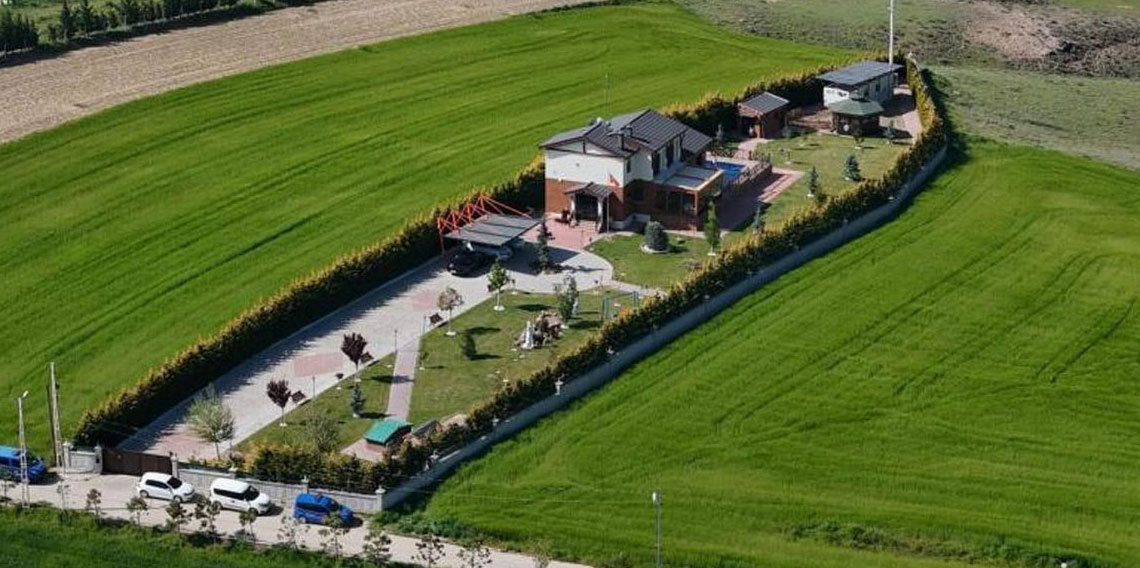 Özel kalem müdürünün evi, görenleri hayrete düşürdü