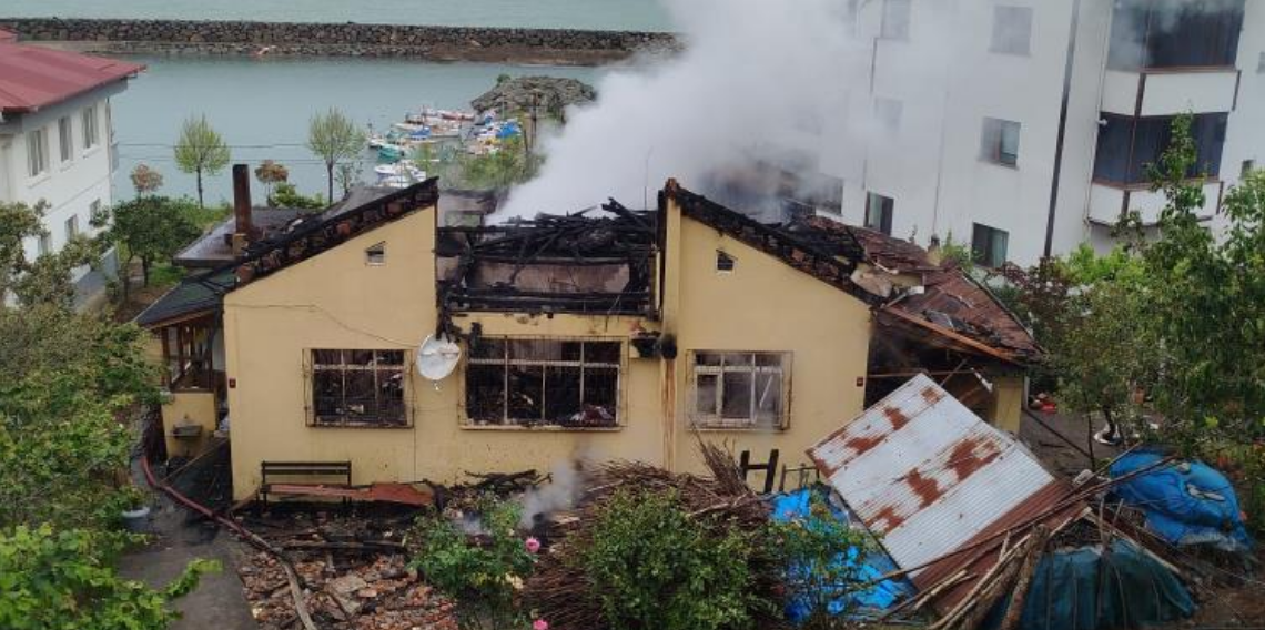 Trabzon Araklı’da Korkutan Yangın: Evdeki 2,5 Ton Fındık Kül Oldu
