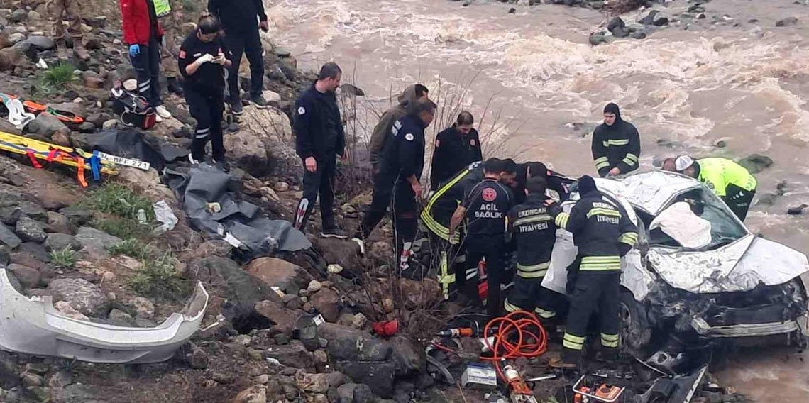 Erzincan'da otomobil dereye uçtu: 2 ölü, 1 ağır yaralı