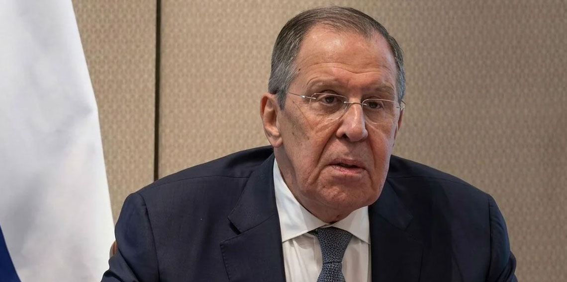 Lavrov'dan gazeteciye tehdit: Bırakmazsan sana silah çekecekler