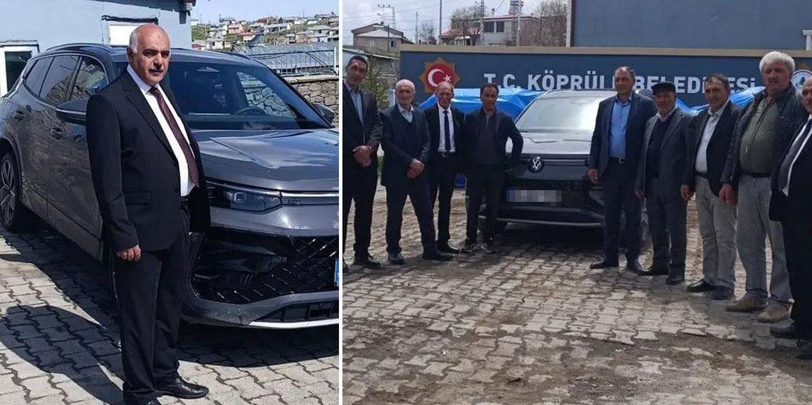 Belediye binası önünde 