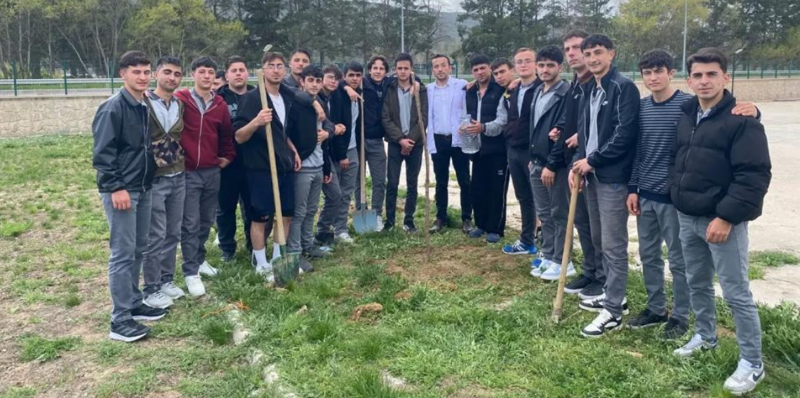 Bayburt'ta öğrenciler okul bahçelerini fidanlarla yeşillendirdi