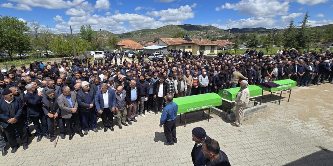 Kazada hayatını kaybeden 2 öğrenci ve servis sürücüsü defnedildi