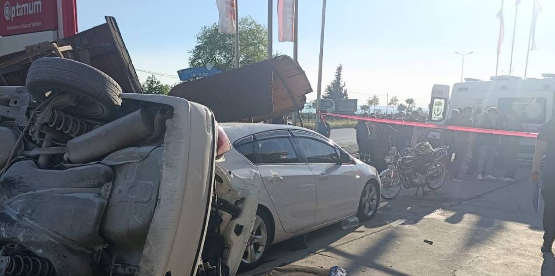 Akaryakıt istasyonuna dalan otomobil dehşet saçtı: 5’i çocuk 6 yaralı