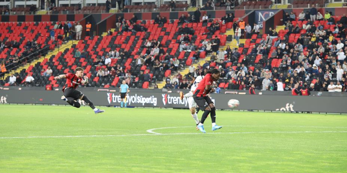 Başakşehir'den deplasmanda altın değerinde 3 puan