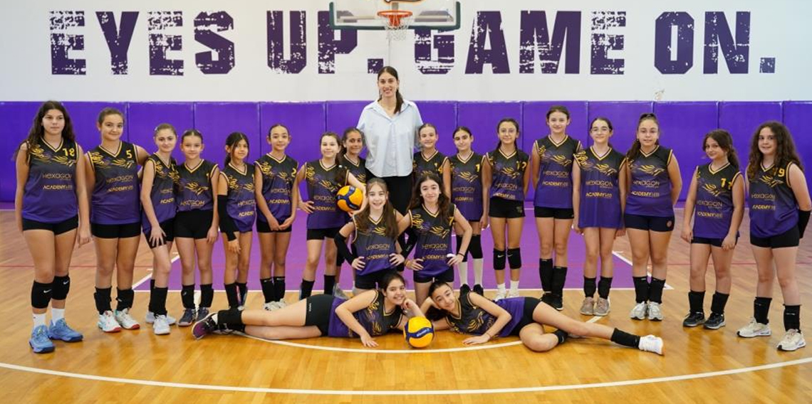 Milli voleybolcu Kübra Akman'a öğrencilerden sevgi seli
