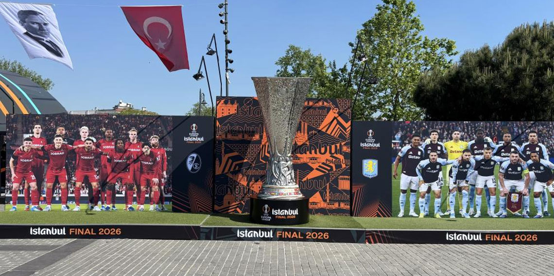 İlhan Mansız, UEFA Avrupa Ligi kupasını Beşiktaş Meydanı'na getirdi