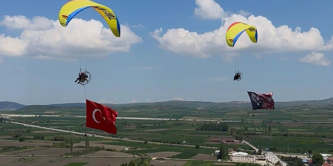 Pilotlar gökyüzünde Türk bayrağı açarak 19 Mayıs Atatürk'ü Anma Gençlik ve Spor Bayramı'nı kutladı