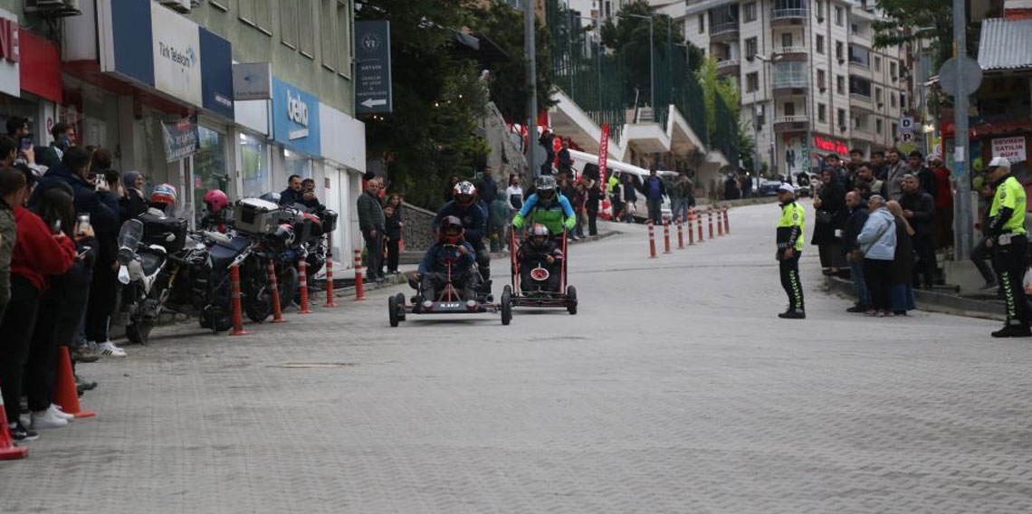 Hurda malzemelerden yaptıkları araçlarla yokuş aşağı yarıştılar