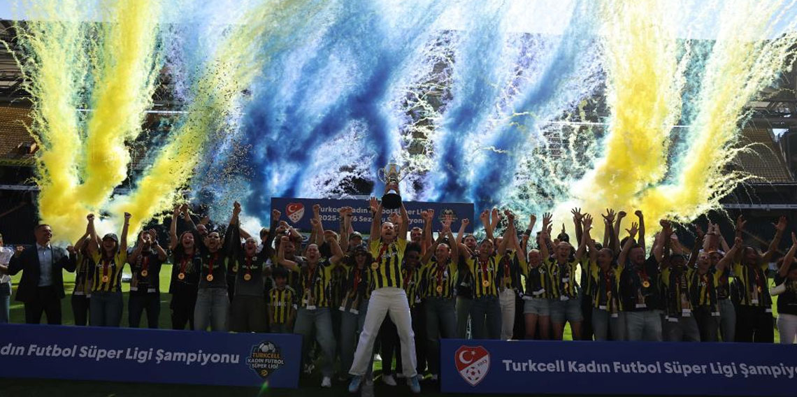 Fenerbahçe Kadın Futbol Takımı, şampiyonluk kupasını kaldırdı