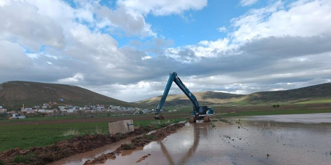 Demirözü’nde Dere Taşkınına Müdahale: DSİ Ekipleri Sahada