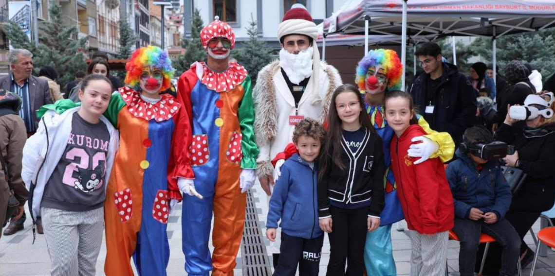 Bayburt’ta Çocuklar Şenlikte Doyasıya Eğlendi