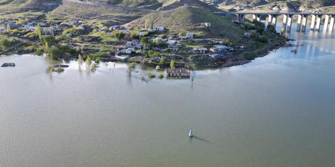 Kars’ta köy sulara gömüldü, minarenin ucu kaldı