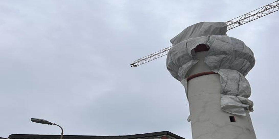 Fatih'te 400 yıllık cami minaresinin kubbesi vinç çarpmasıyla yıkıldı
