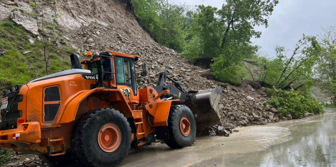 Ordu’da Heyelan Nedeniyle Kapanan Yol Ekiplerin Çalışmasıyla Ulaşıma Açıldı