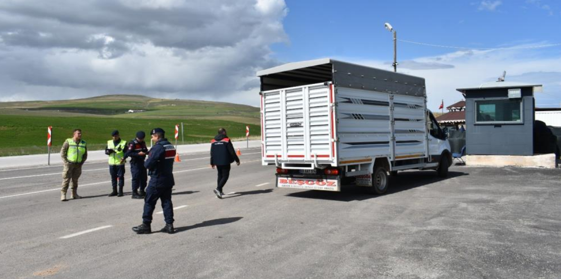 Bayburt'ta bayram öncesi hayvan sevkiyatlarına sıkı denetim