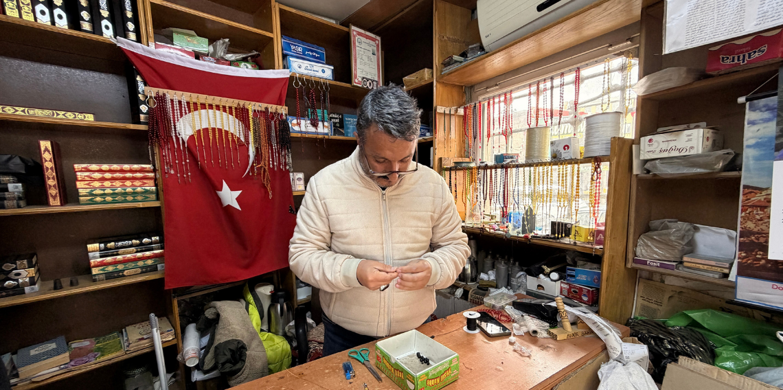 8 Metrekarelik Dükkânda 30 Yıldır Tespih Tamir Ediyor: Kaliteli Tespihin Sırrını Anlattı