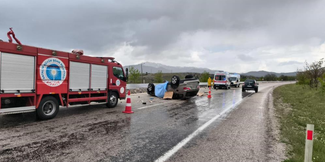 Antalya’da Lüks Otomobil Takla Attı